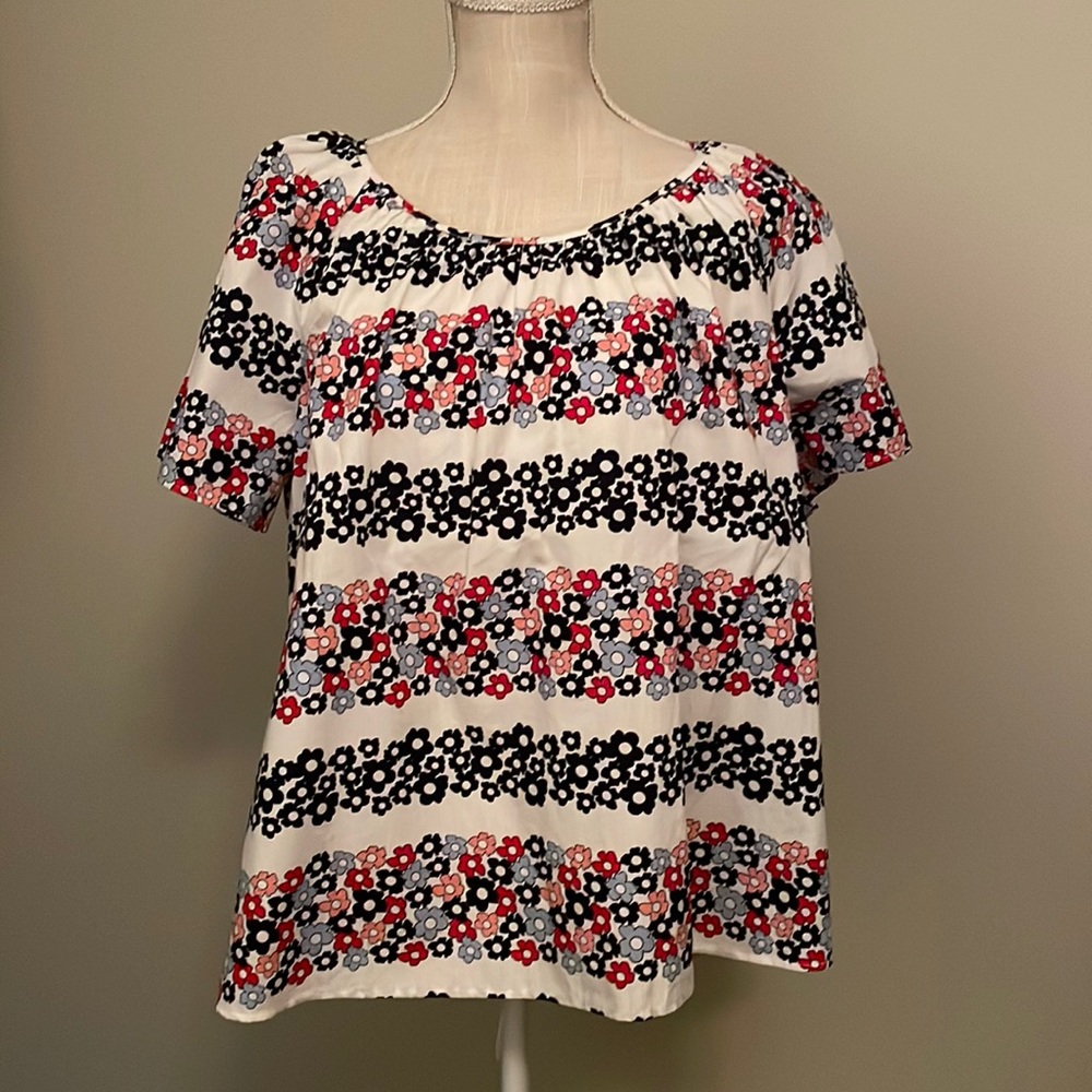 🚍📝📚 Crown & Ivy Floral Top - size Med - NWT